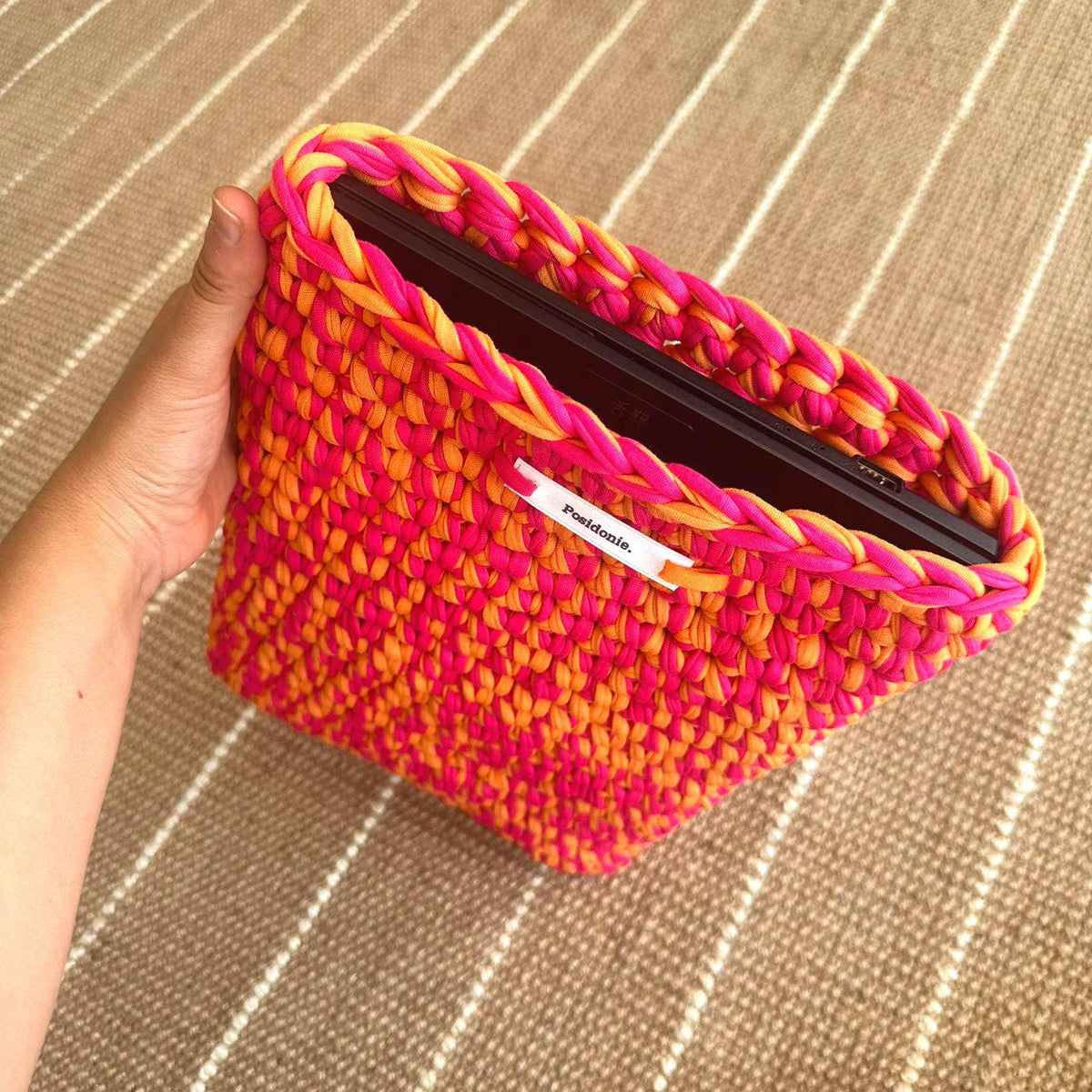 Housse pour ordinateur, liseuse, ipad ou livre orange et fuschia fait main au crochet à Marseille personnalisable