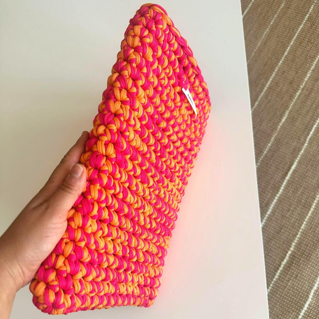 Housse pour ordinateur, liseuse, ipad ou livre orange et fuschia fait main au crochet à Marseille personnalisable