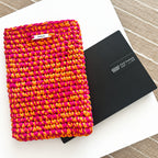 Housse pour ordinateur, liseuse, ipad ou livre orange et fuschia fait main au crochet à Marseille personnalisable