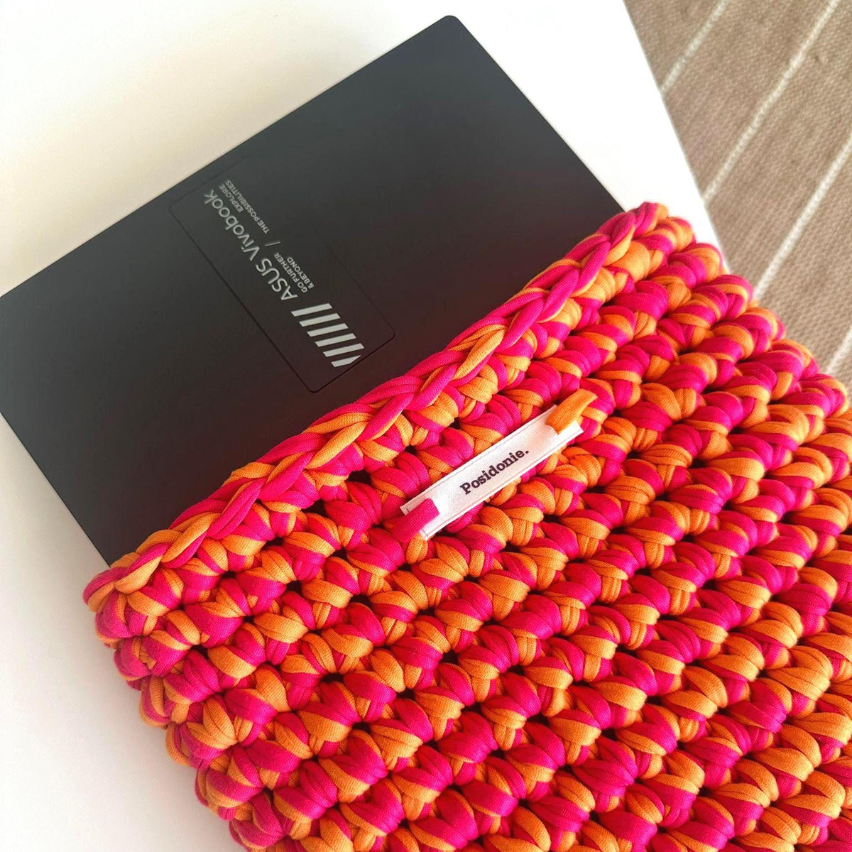 Housse pour ordinateur, liseuse, ipad ou livre orange et fuschia fait main au crochet à Marseille personnalisable