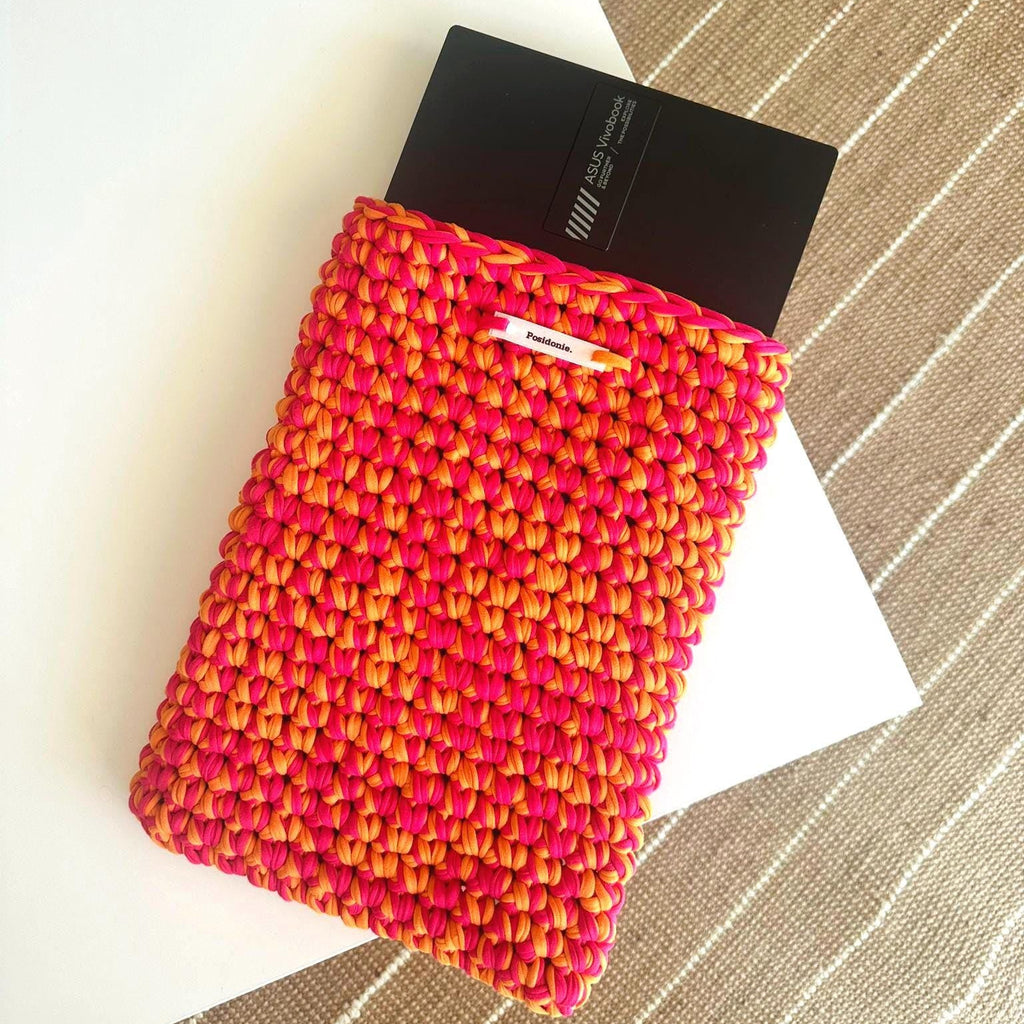 Housse pour ordinateur, liseuse, ipad ou livre orange et fuschia fait main au crochet à Marseille personnalisable