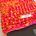 Housse pour ordinateur, liseuse, ipad ou livre orange et fuschia fait main au crochet à Marseille personnalisable