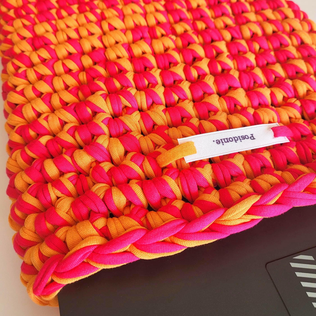 Housse pour ordinateur, liseuse, ipad ou livre orange et fuschia fait main au crochet à Marseille personnalisable
