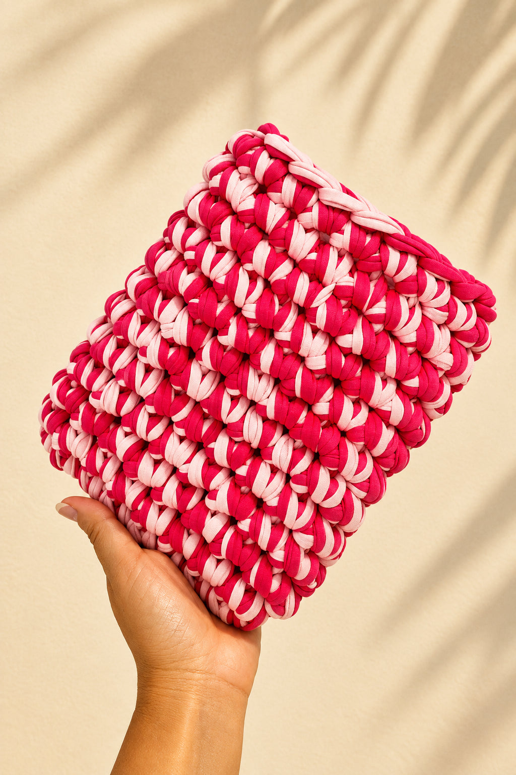 Pochette livre rose faite au crochet personnalisable