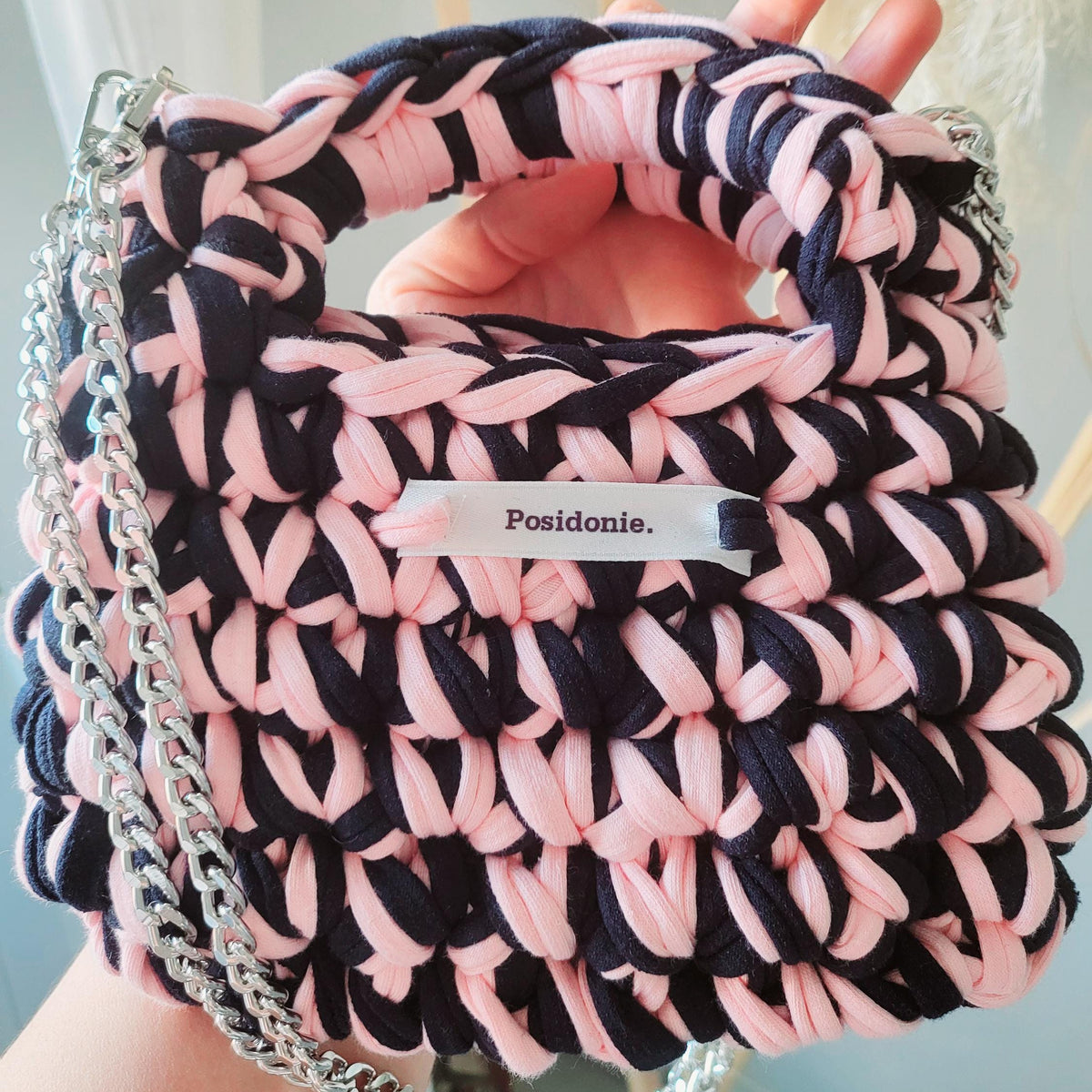 Sac au crochet mini chunky carré bleu marine et rose doux fait main à Marseille