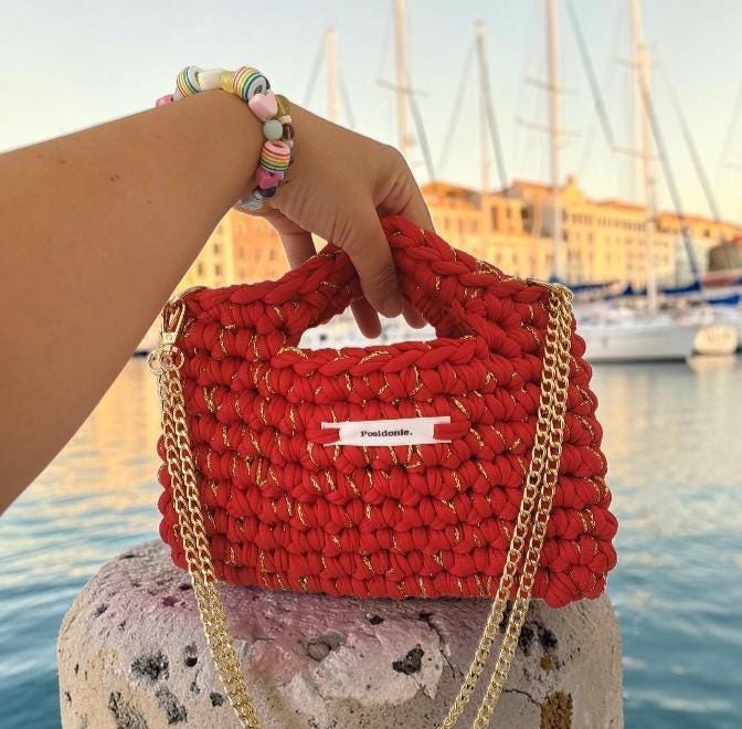 Sac au crochet Rosalie rouge et doré ou argenté fait main à Marseille, édition de fêtes